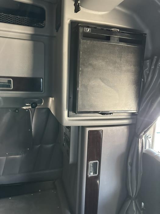 2024 Peterbilt 389-12