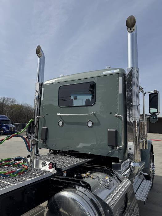 2027 Peterbilt 589-10