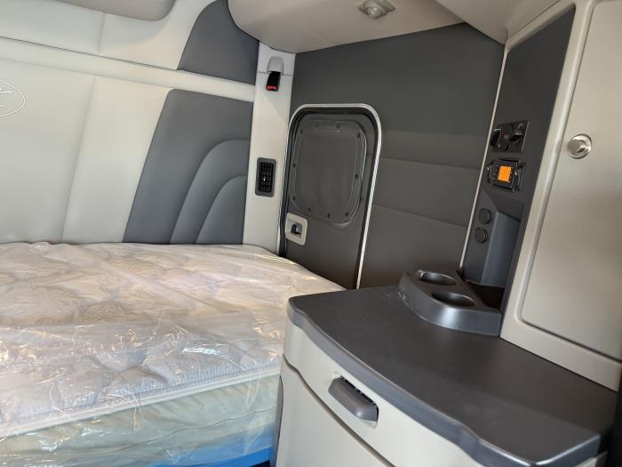 2027 Peterbilt 567-44