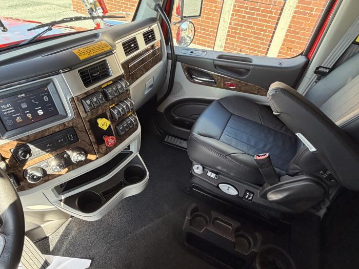 2025 Peterbilt 589-17