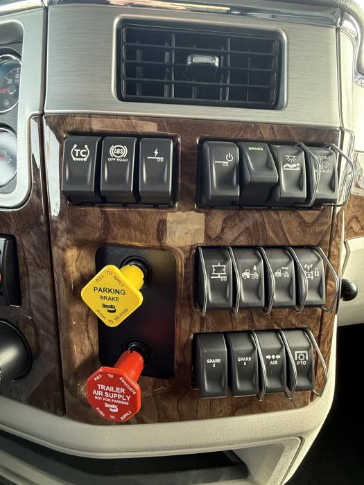 2027 Peterbilt 589-31