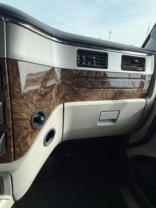 2027 Peterbilt 589-32