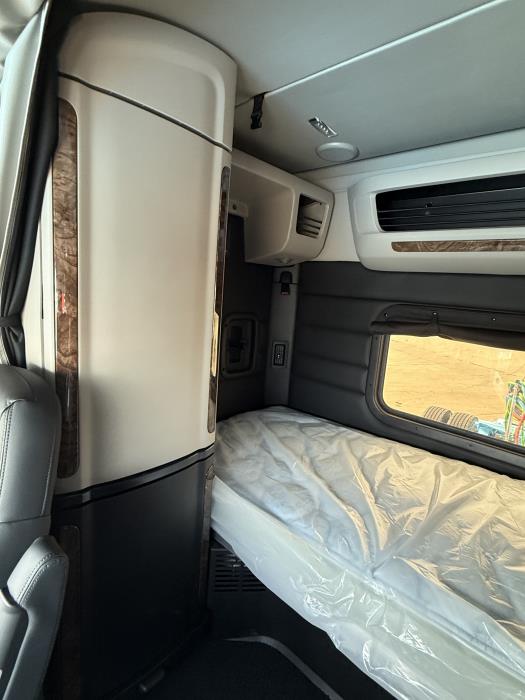 2027 Peterbilt 589-35