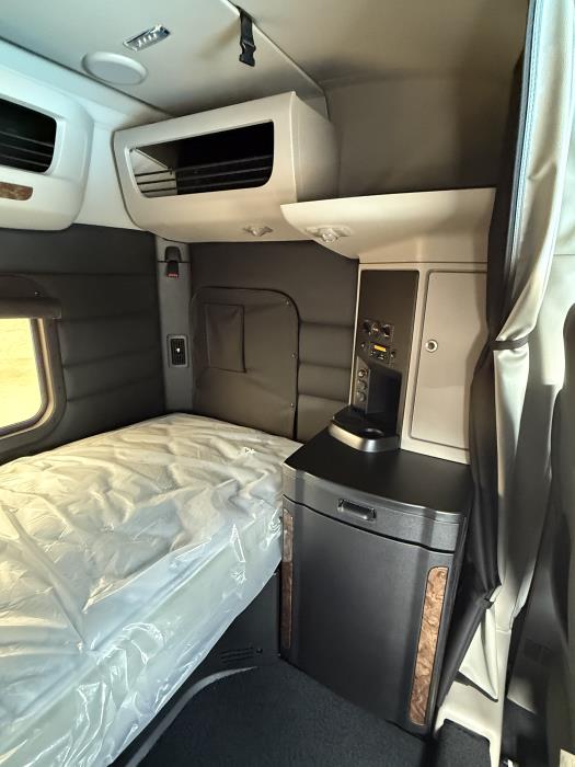 2027 Peterbilt 589-36