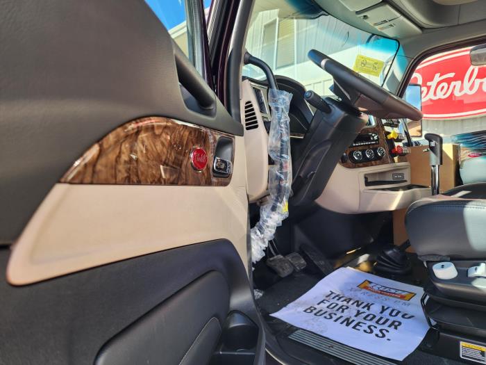 2027 Peterbilt 589-12