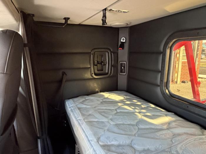 2025 Peterbilt 589-18