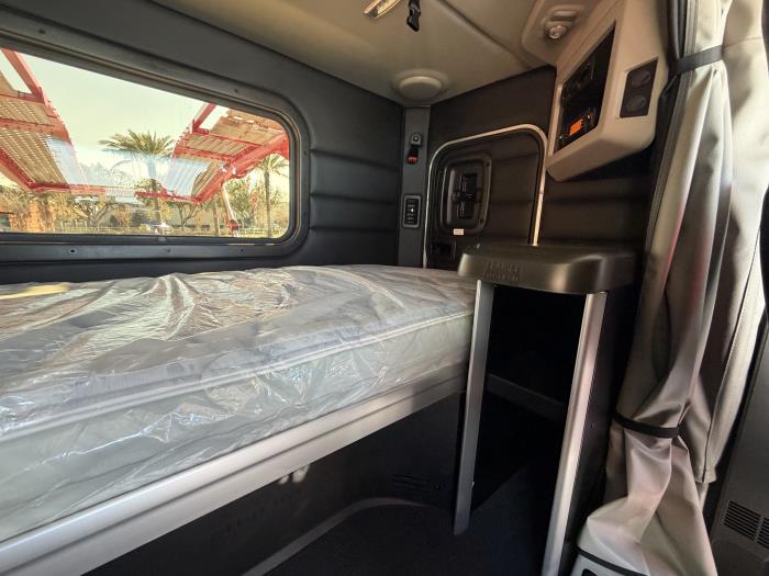 2025 Peterbilt 589-20