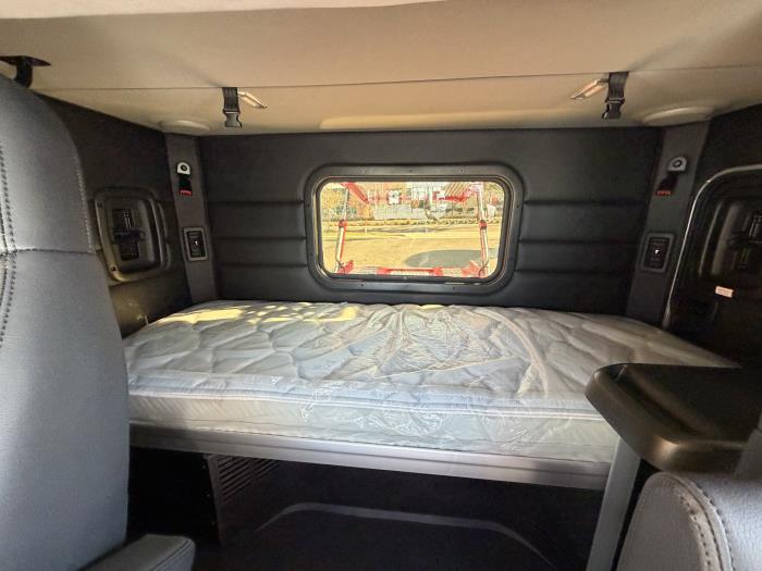 2025 Peterbilt 589-17