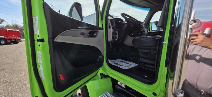 2023 Peterbilt 579-8
