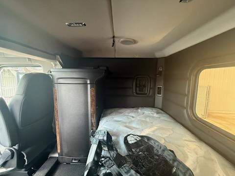 2027 Peterbilt 589-7