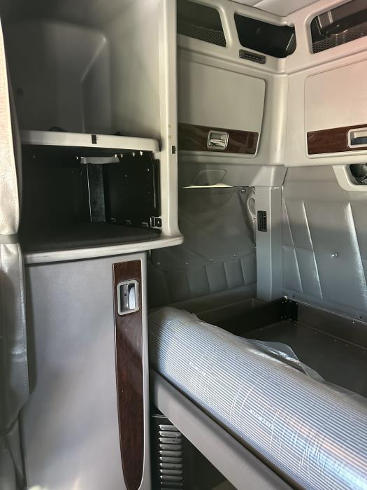 2024 Peterbilt 389-8