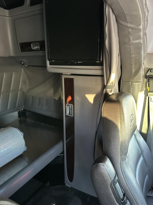 2024 Peterbilt 389-11