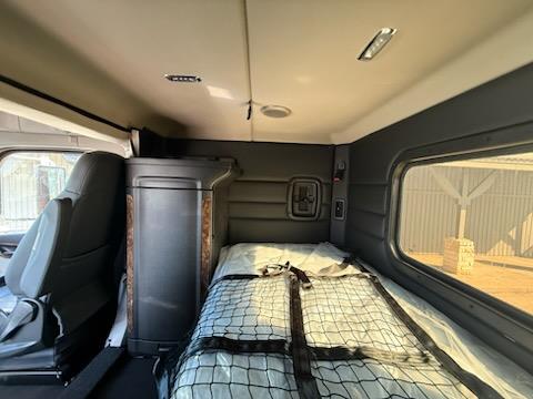 2027 Peterbilt 589-7