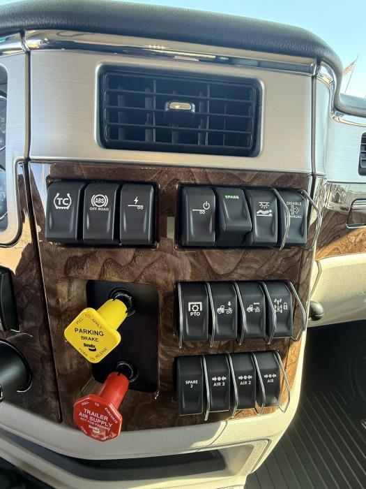 2027 Peterbilt 589-26