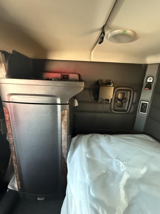 2027 Peterbilt 589-28