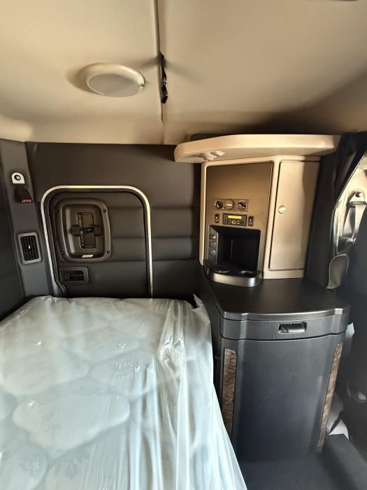 2027 Peterbilt 589-32