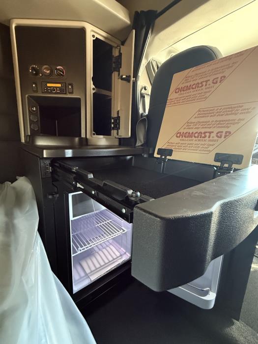 2027 Peterbilt 589-33