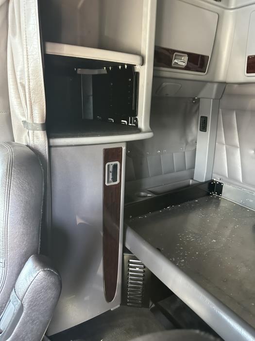 2024 Peterbilt 389-10