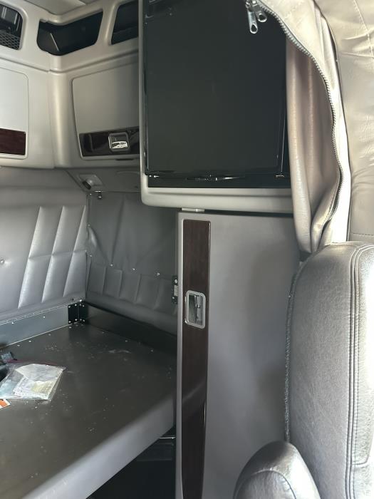 2024 Peterbilt 389-11