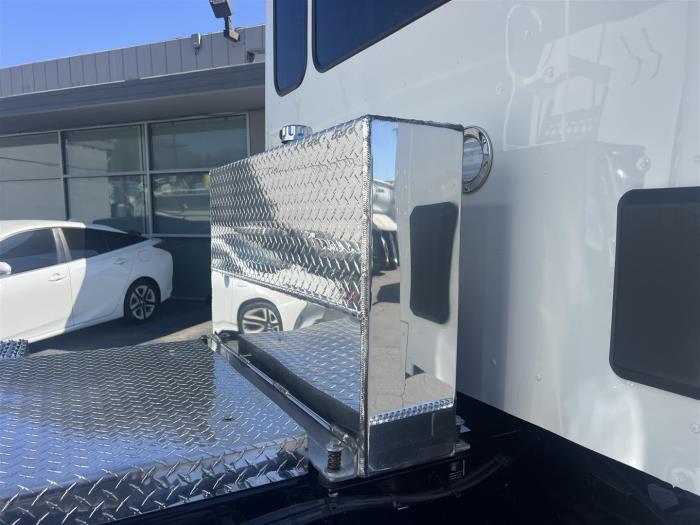 2026 Peterbilt 548-17