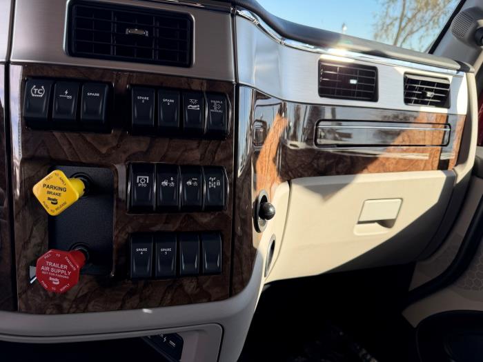 2027 Peterbilt 589-18