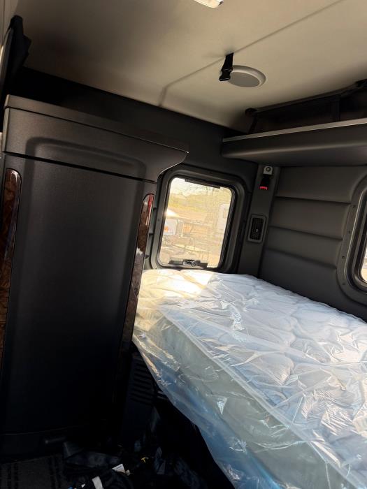 2027 Peterbilt 589-19