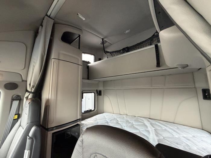 2027 Peterbilt 579-14