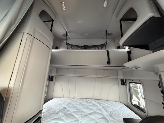 2027 Peterbilt 579-15