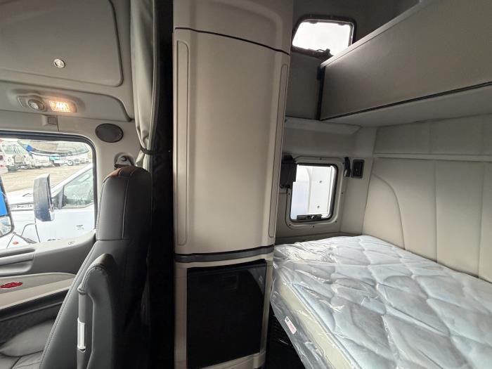 2027 Peterbilt 579-16