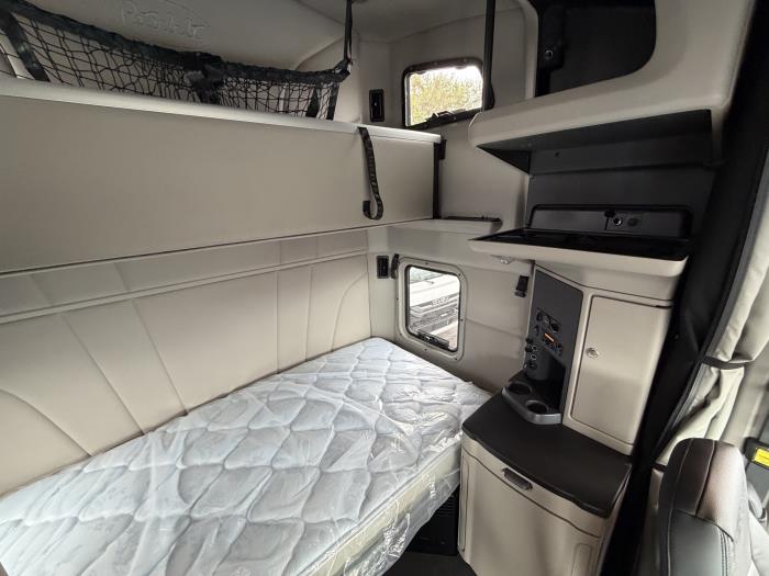 2027 Peterbilt 579-17