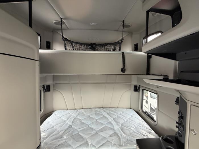 2027 Peterbilt 579-18