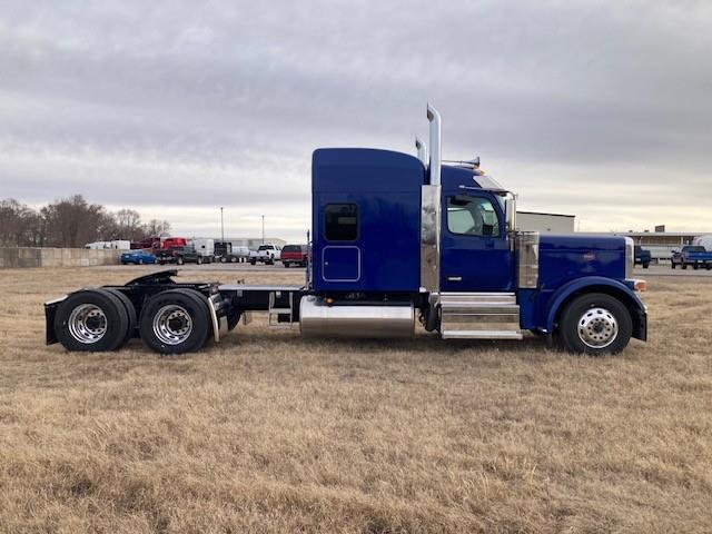 2027 Peterbilt 589-8