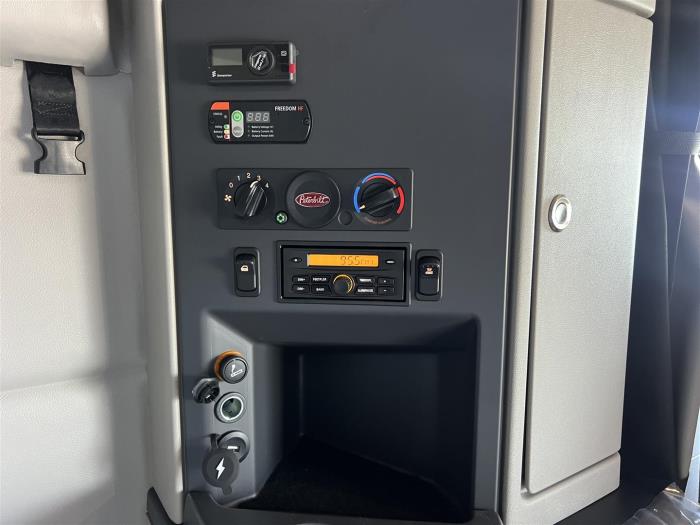 2027 Peterbilt 579-17