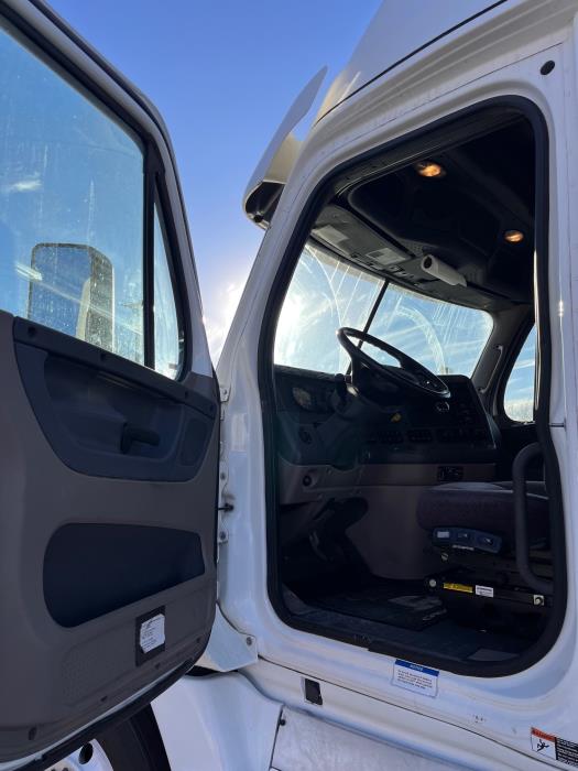 2020 Freightliner Cascadia-6