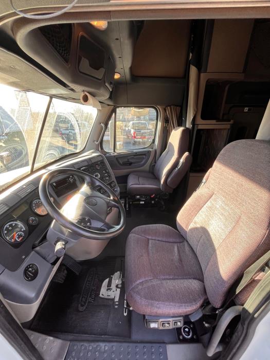 2020 Freightliner Cascadia-7