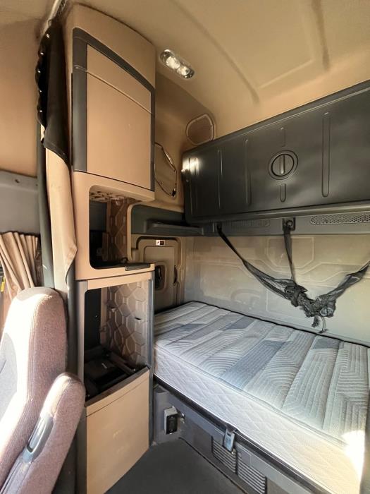 2020 Freightliner Cascadia-8