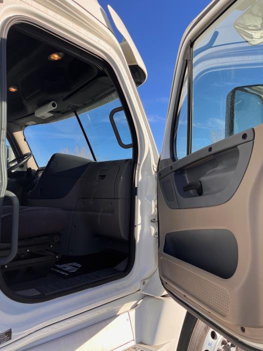 2020 Freightliner Cascadia-9