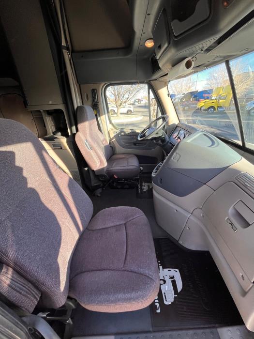 2020 Freightliner Cascadia-10