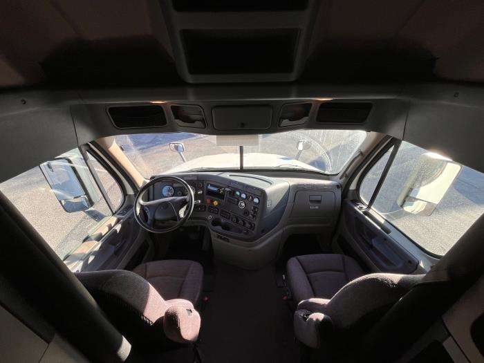 2020 Freightliner Cascadia-13