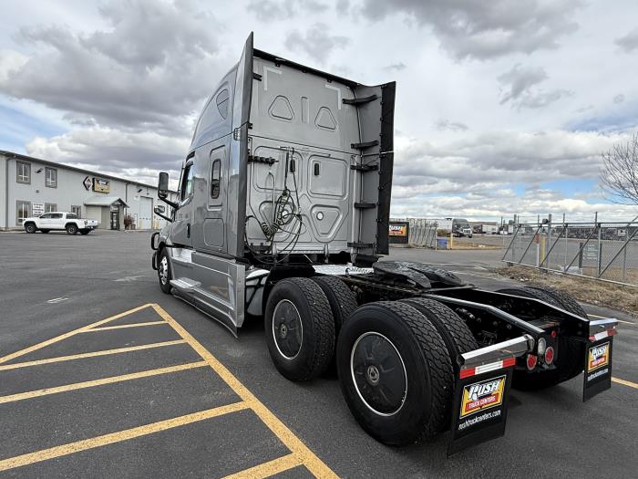 2022 Freightliner Cascadia-2