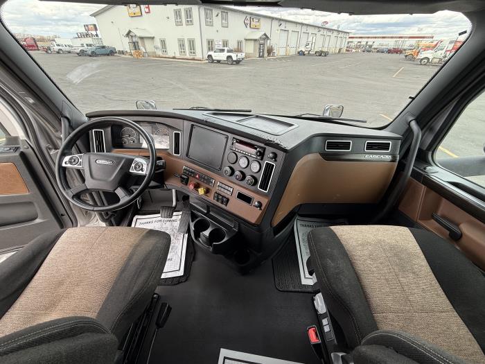 2022 Freightliner Cascadia-11