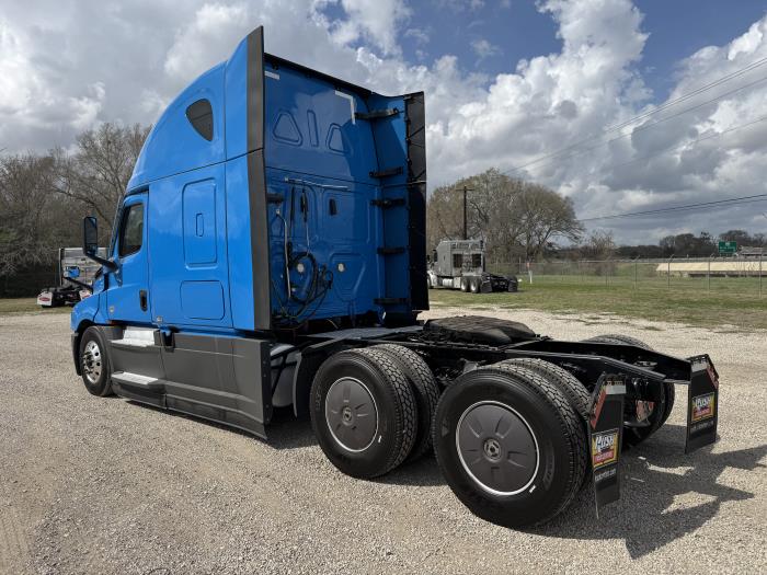 2022 Freightliner Cascadia-7