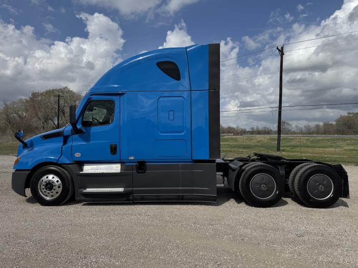 2022 Freightliner Cascadia-8