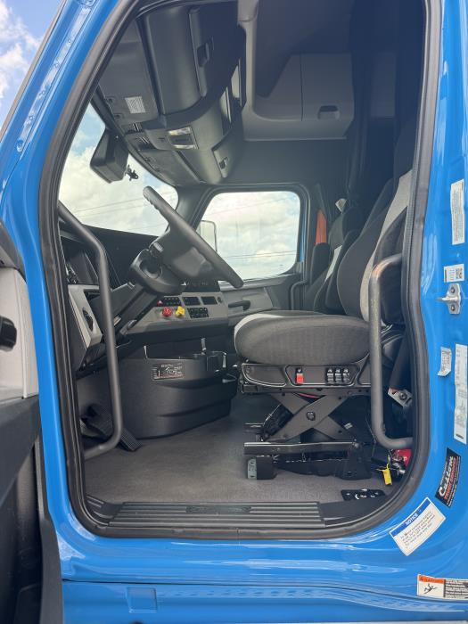 2022 Freightliner Cascadia-13