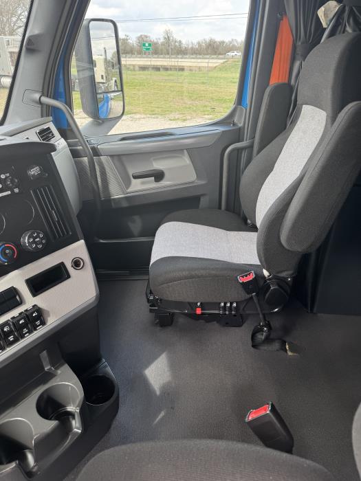 2022 Freightliner Cascadia-14