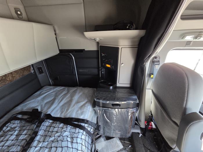 2027 Peterbilt 589-17