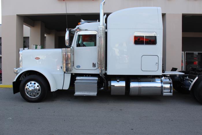 2022 Peterbilt 389-2