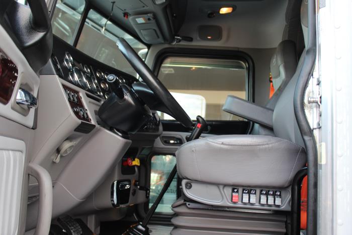 2022 Peterbilt 389-8