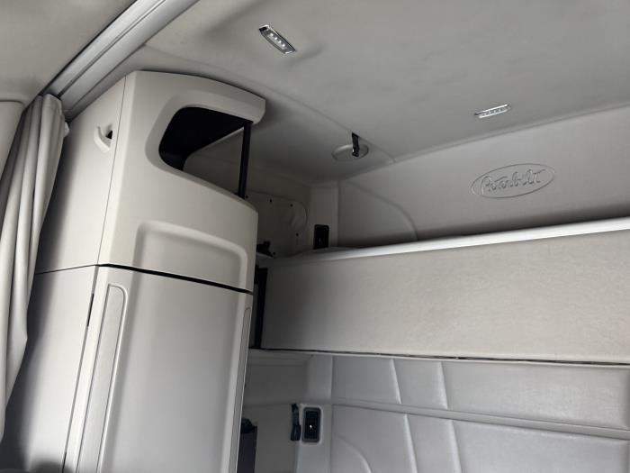 2021 Peterbilt 579-8