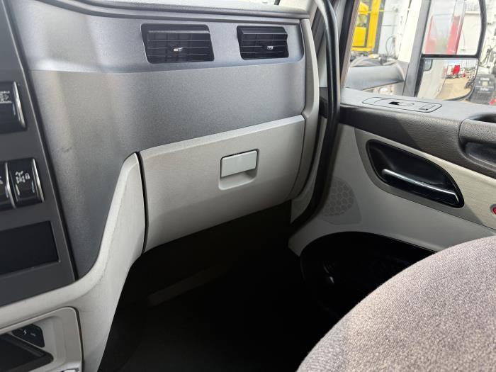 2024 Peterbilt 579-8